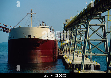 Cargo des Grands Lacs d'être chargé avec du calcaire à Marblehead, Ohio, dock. Banque D'Images