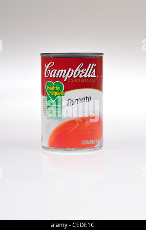 Non ouvert peut de Campbells demande santé soupe de tomate sur fond blanc isoler USA. Banque D'Images