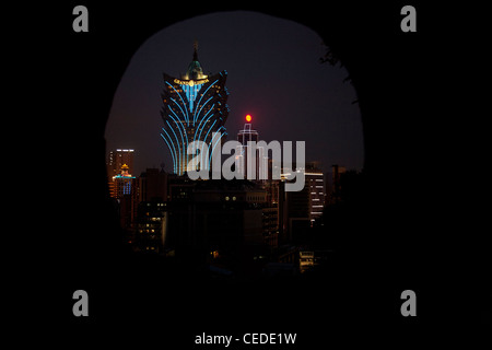 Grand Lisboa Casino, vus à travers la fenêtre ronde dans la paroi de la Fortaleza Do Monte ou le Monte Forte de Macao Chine Banque D'Images