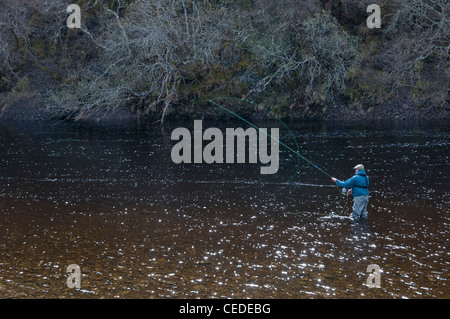 L'homme à la pêche au saumon dans la rivière Oykel, Sutherland, Scotland Banque D'Images