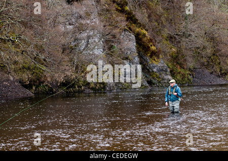 Pêcheur à la mouche dans la rivière Oykel, Sutherland, Scotland, UK Banque D'Images