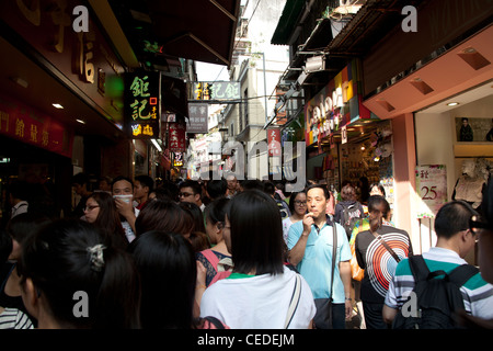 Route bordée de boutiques bondées menant jusqu'aux ruines de St Pauls Macao Chine Banque D'Images
