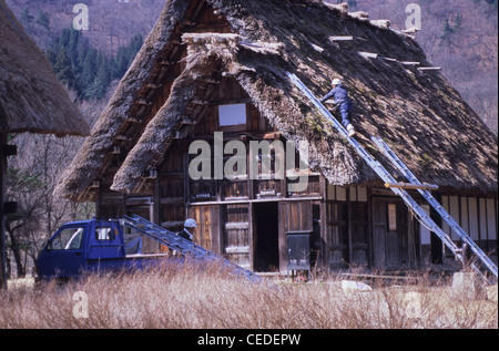 Réparer le toit de travailleurs un Gassho zukuri, maison traditionnelle Folk Museum, Shirakawa-go, préfecture de Gifu, Japon Banque D'Images