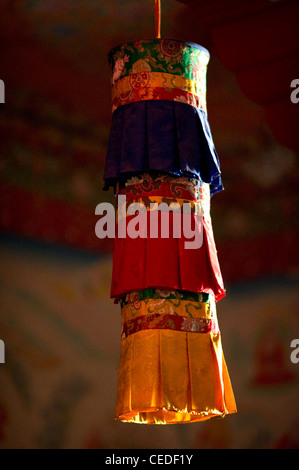 La Soie de cérémonie suspendu à un monastère bouddhiste, Sikkim, Inde Banque D'Images