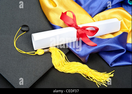 Un réglage de l'obtention du diplôme à l'aide,tassel, robe, Hood et diplôme. Banque D'Images