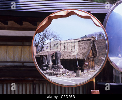 Reflet d'une traditionnelle Gassho zukuri house, Shirakawa-go, préfecture de Gifu, Japon Banque D'Images