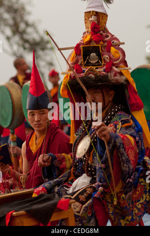 Chef bouddhiste Lama Losar effectue des prières dans le Sikkim, Inde Banque D'Images