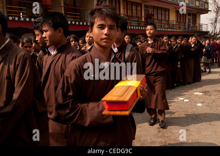 Des moines bouddhistes à un Losar procession à un monastère au Sikkim, Inde Banque D'Images