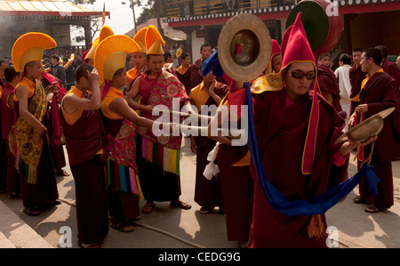 Des moines bouddhistes à un Losar procession à un monastère au Sikkim, Inde Banque D'Images