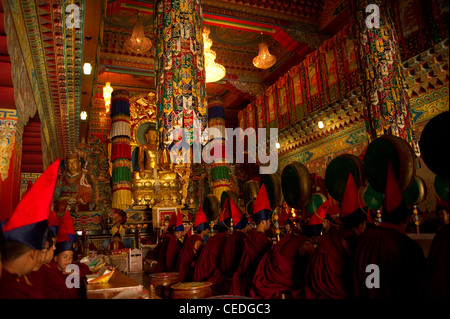 Les moines chantant des prières à l'intérieur d'un monastère le Losar, le Sikkim, Inde Banque D'Images