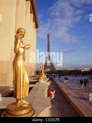 La Tour Eiffel depuis le Trocadéro du Palais de Chaillot, Paris, Île-de-France, France Banque D'Images