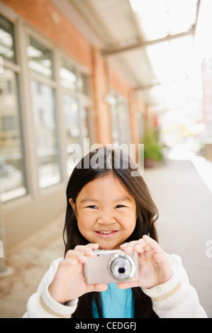 Fille coréenne de prendre des photographies avec un appareil photo numérique Banque D'Images