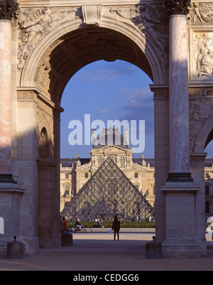 Pyramide du Louvre et l'arc, par la place du Carrousel, Paris, Île-de-France, France Banque D'Images