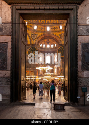 L'entrée de la porte impériale depuis l'intérieur de la nef de narthex Sainte-sophie (Aya Sofya) basilique, Sultanahmet, Istanbul, Turquie Banque D'Images