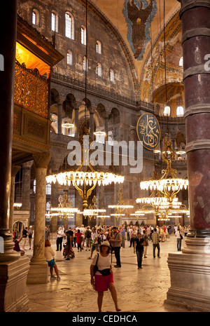 Les touristes dans la nef de la basilique Sainte-Sophie (Aya Sofya) basilique, Sultanahmet, Istanbul, Turquie Banque D'Images