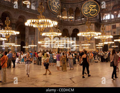 Les touristes dans la nef de la basilique Sainte-Sophie (Aya Sofya) basilique, Sultanahmet, Istanbul, Turquie Banque D'Images