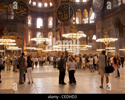 Les touristes dans la nef de la basilique Sainte-Sophie (Aya Sofya) basilique, Sultanahmet, Istanbul, Turquie Banque D'Images