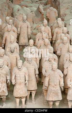 Des soldats et des chevaux en terre cuite au musée à Xi'an Banque D'Images