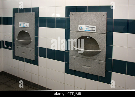 Installation de lavage des mains moderne dans la commodité du public. Banque D'Images