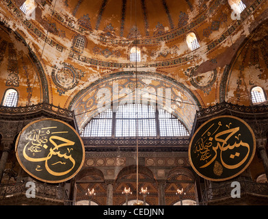 Cocardes calligraphiques dans la nef de la basilique Sainte-Sophie (Aya Sofya) basilique, Sultanahmet, Istanbul, Turquie Banque D'Images