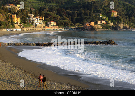 Mer, côte en Ligurie en Italie, Ventimiglia Banque D'Images