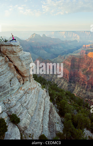 Caucasian woman practicing yoga on falaise près de canyon Banque D'Images