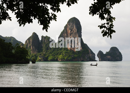 Thai long tail boat on ocean Banque D'Images