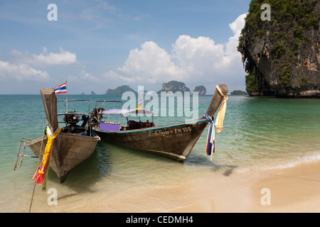 Thai long tail boats on beach Banque D'Images