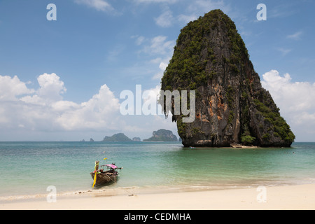 Thai long tail boat on beach Banque D'Images