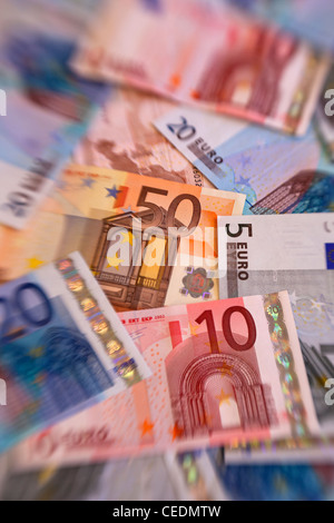 Une pile de monnaie euro notes Banque D'Images