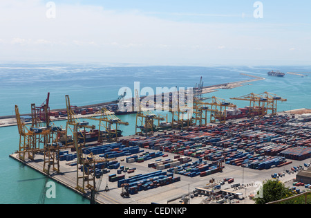 Barcelone, Espagne - CIRCA Juin 2011 : port à conteneurs à Barcelone, à la Mer Méditerranée Banque D'Images