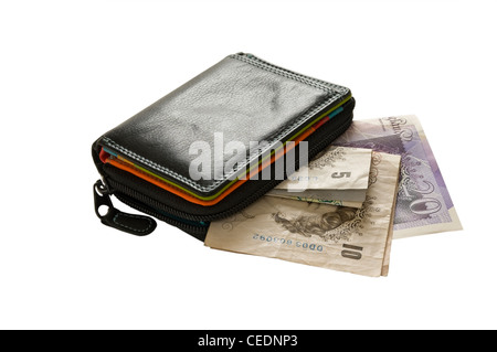 Gros plan d'un sac à main en cuir zippé montrant de l'argent comptant anglais £5 £10 £20 livres de billets coupés un arrière-plan blanc Banque D'Images