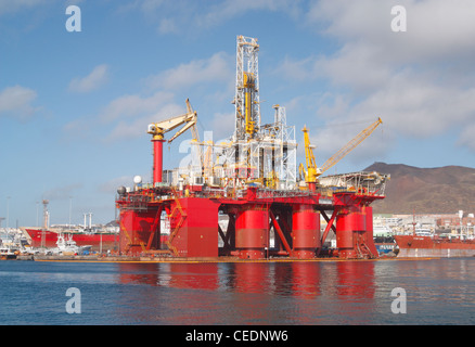 Plate-forme pétrolière en cours de réparation dans le port de Las Palmas, Gran Canaria, Îles Canaries, Espagne Banque D'Images