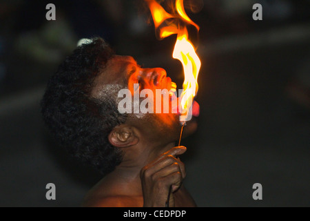 L'homme "manger" au cours de l'Incendie Incendie Marche à un spectacle de danse de Kandy Kandy dans les Arts Association Hall, Kandy, Sri Lanka, Asie Banque D'Images