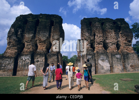 Groupe visite ancien Palais Royal du Roi Parakramabahu (Weijantha Prasada), Polonnaruwa, Sri Lanka Banque D'Images