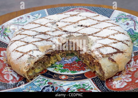 Le Maroc, Marrakech, pastilla (pigeon) sur un plat à tarte Banque D'Images