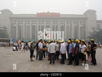 Groupe de touristes sur la place Tiananmen à Beijing Banque D'Images