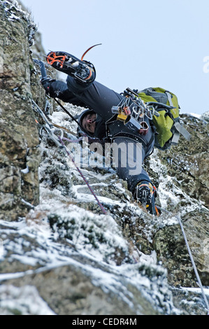 Hiver Randonnées sur les échelles noir le Snowdonia Banque D'Images