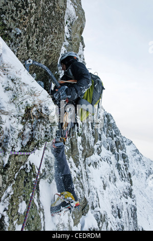 Hiver Randonnées sur les échelles noir le Snowdonia Banque D'Images