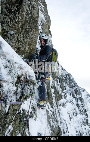 Hiver Randonnées sur les échelles noir le Snowdonia Banque D'Images