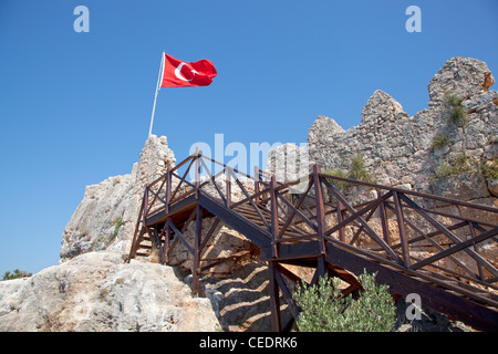 La Turquie, Kalekoy, étapes conduisant à vieux fort, battant pavillon turc Banque D'Images