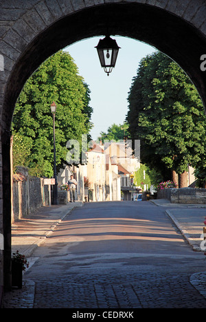 France, Bourgogne, Noyers-sur-Serein, vieille ville gate Banque D'Images