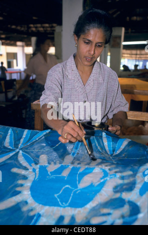 Femme faisant un batik traditionnel, Matale, Sri Lanka Banque D'Images