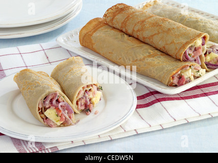 Galettes de sarrasin farcies au jambon et fromage Banque D'Images