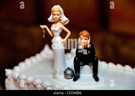 Marionnettes sur le gâteau de mariage Banque D'Images