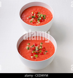 Réfrigérées potage de tomates et de poivrons rouges Banque D'Images