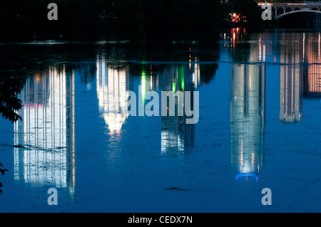 Reflet de Austin Skyline dans Lady Bird Lake la nuit de Lou Neff Point Banque D'Images