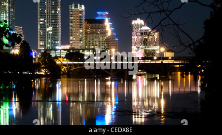 Reflet de Austin Skyline dans Lady Bird Lake la nuit de Lou Neff Point Banque D'Images