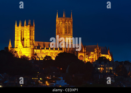 La Cathédrale de Lincoln allumé contre le ciel de nuit Banque D'Images