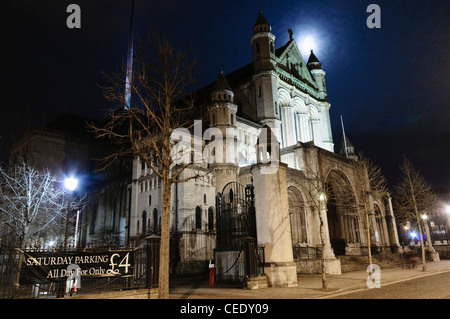 St Anne's Cathedral, Belfast, dans la nuit avec la pleine lune derrière Banque D'Images